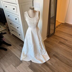 Vintage VENUS size 2-4 wedding dress